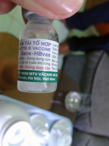 Lọ vắc xin nằm cùng lô chích ngừa viêm gan B tại Bình Thuận - Ảnh: Q.H